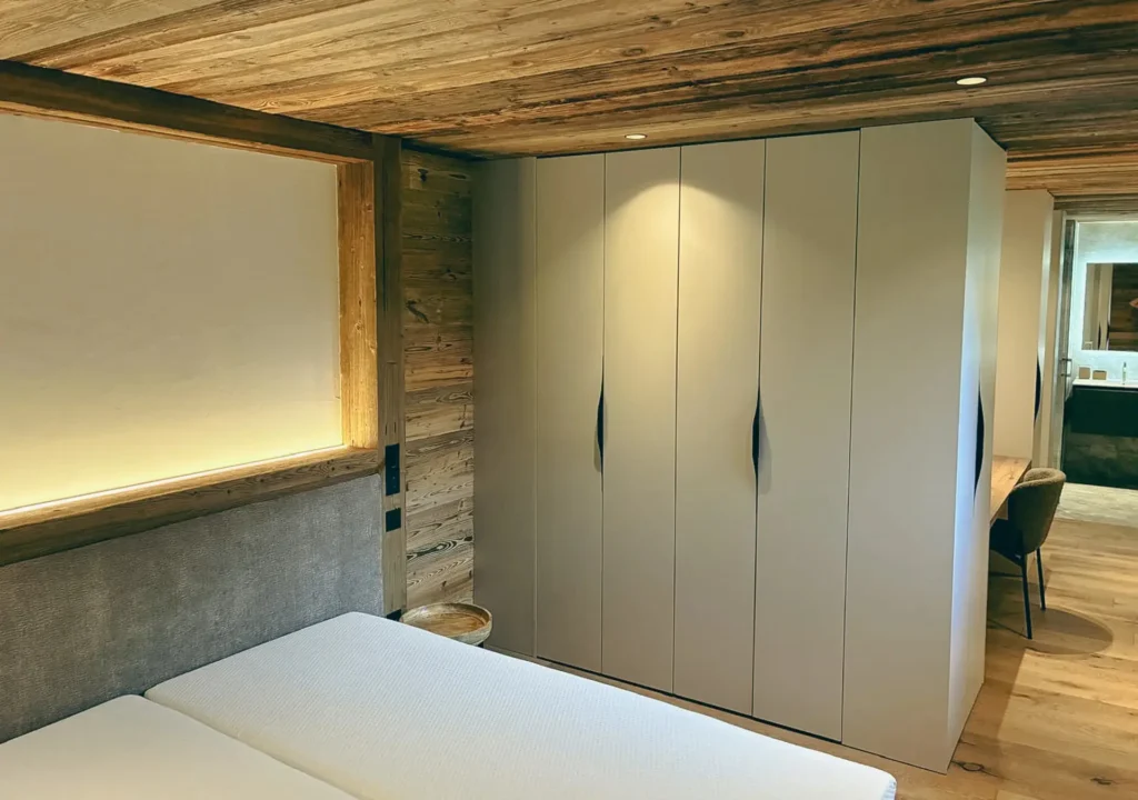 Dressing sur mesure réalisé par Vivet Agencement avec placards intégrés dans un chalet en Savoie.