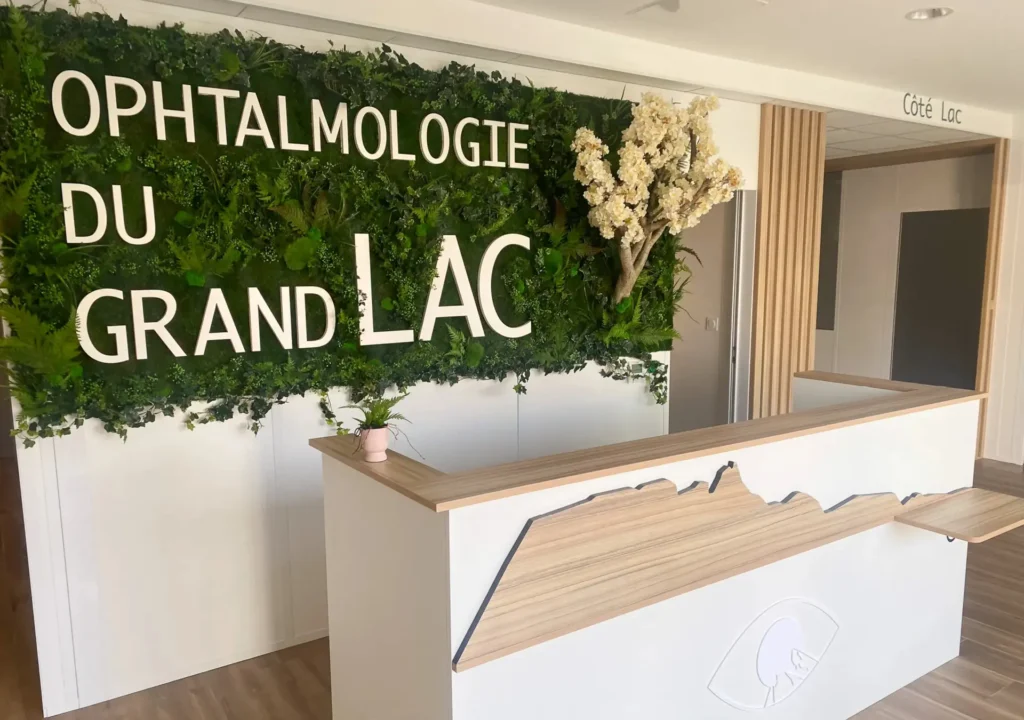 Banque d'accueil sur mesure et mur végétal réalisés par Vivet Agencement pour un cabinet d'ophtalmologie.