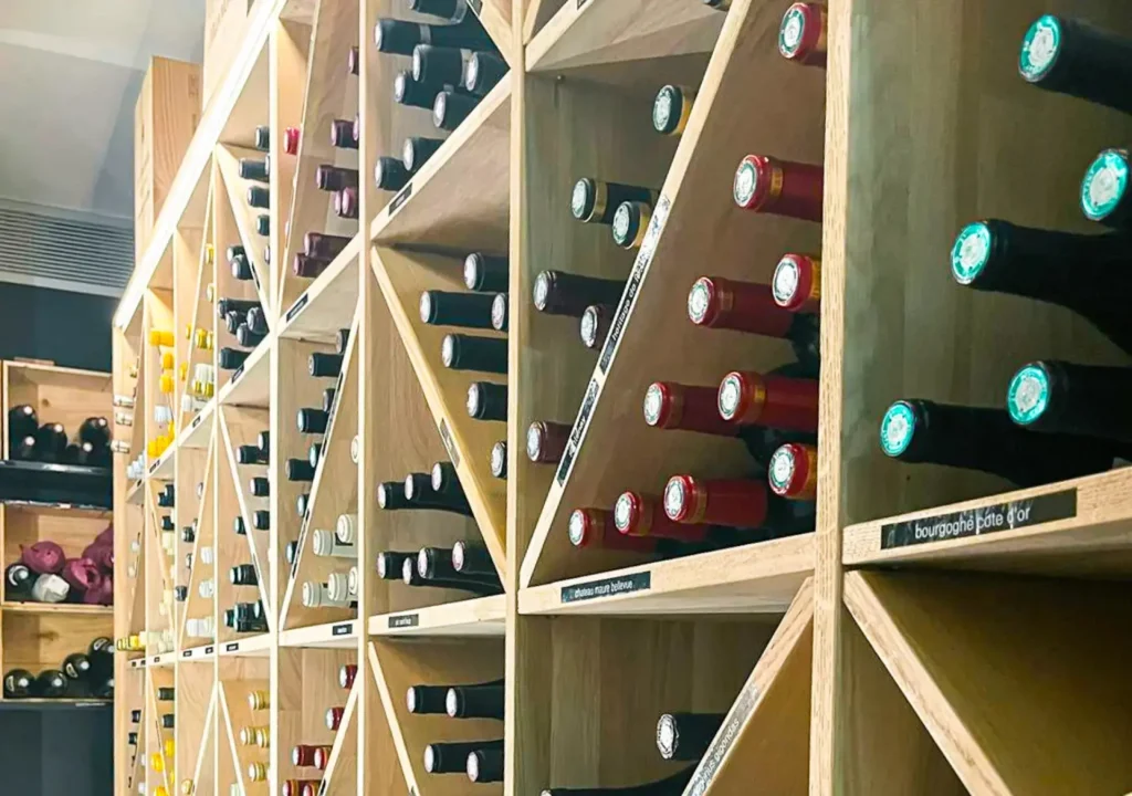Casiers en bois pour cave à vin sur mesure réalisés par Les Caves d'Ernest, gamme de Vivet Agencement.