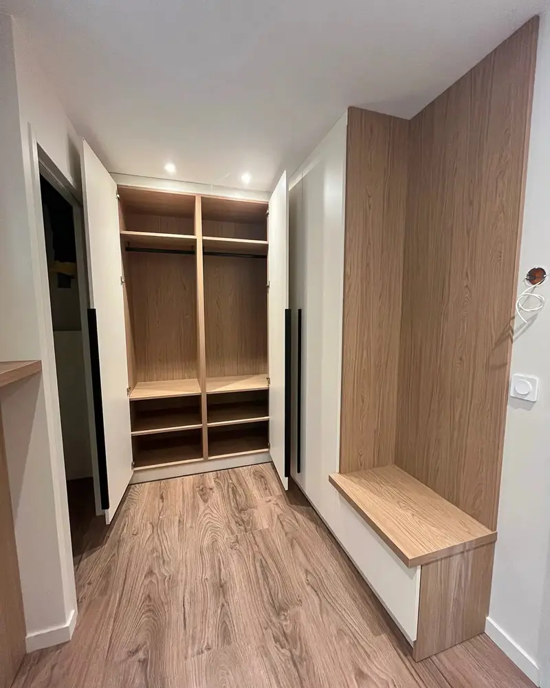 Dressing d'entrée sur mesure avec placards, banc et rangements réalisés par Vivet Agencement.