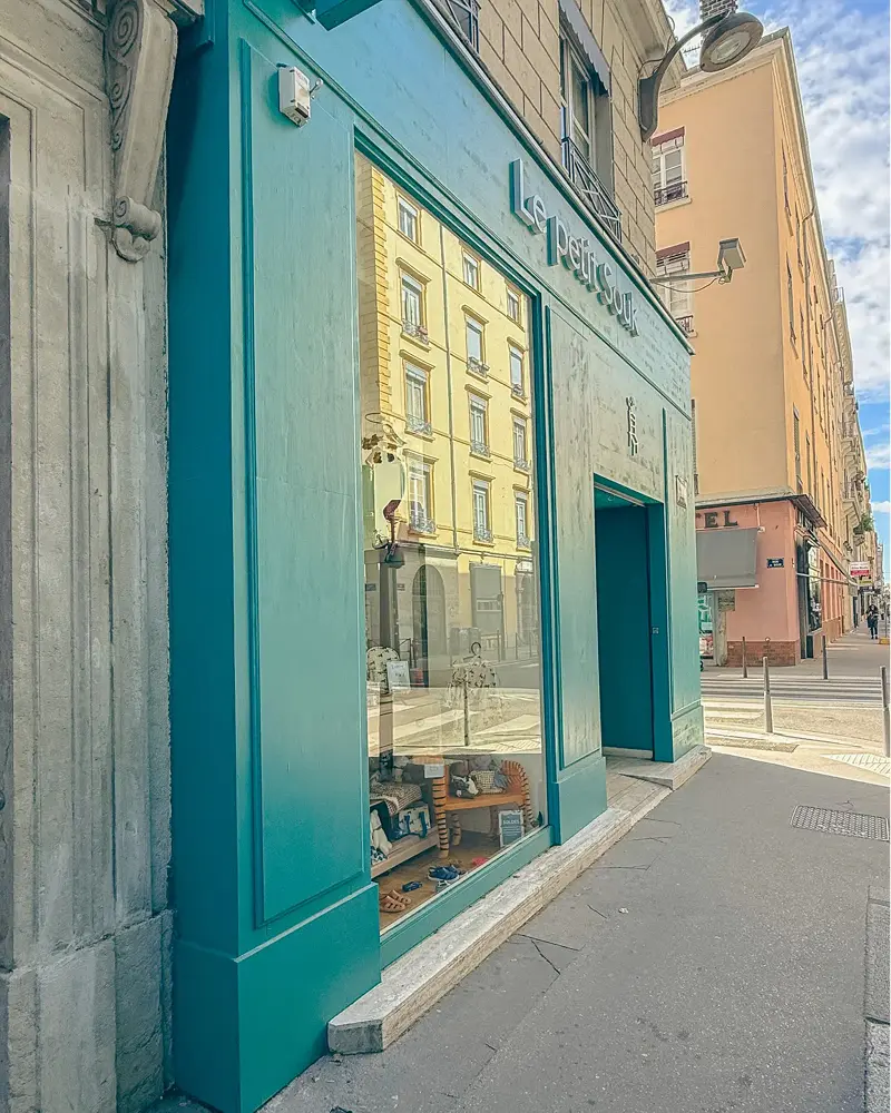 Façade de magasin de jouets réalisée par Vivet Agencement avec devanture sur mesure.