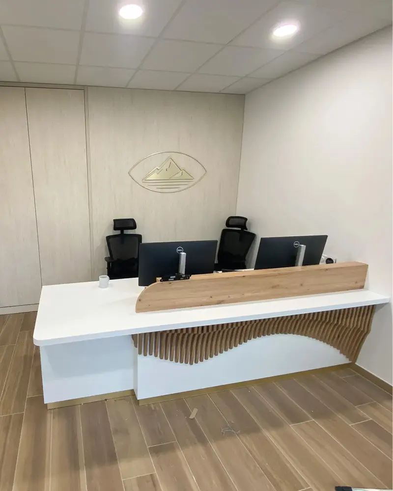 Banque d'accueil sur mesure réalisée par Vivet Agencement pour un cabinet d'ophtalmologie.
