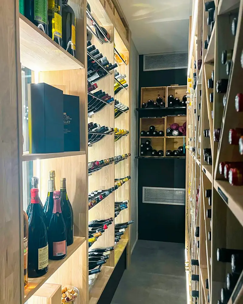 Cave à vin sur mesure réalisée par Les Caves d'Ernest, fabriquée par Vivet Agencement en Savoie.
